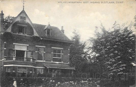 Wilhelminapark0012, Wilhelminapark met ingang Slotlaan. Villa parkhill oud. 1921.jpg - Villa Park-Hill aan de Huydecoperweg nr. 11 (7), (13) en is gebouwd rond 1895. Vanaf 1895 woont op Huydecoperweg nr. 7 (nu 11) Mevrouw Besier – de Geer en S. Bendien wordt op 27-02-1901 voorgesteld als tijdelijke Gemeente-geneesheer en gaat dan wonen op huize Middenhoeve aan de Donkerelaan 3,  en dan 2 maanden later verhuist hij naar Villa Cornelia, Wilhelminalaan 38, maar rond 1903 trekt de heer Salomon Levie Bendien, Arts in tot 1927. In 1906 veranderd het huisnummer 11. Voor de afbraak van Villa Park-Hill was er op 16-05-1928 een aankondiging in de Weekbode van Zeist dat er bij Villa Park-Hill een Afbraak-Veiling is en dat alles Te Koop was van kozijnen, deuren, planken etc. Op deze plek verrees een nieuwe Villa en op de Slotlaan een nieuwe winkelgalerij. Opname van 1925.